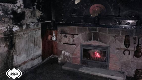 El fuego calcina parte de una vivienda en Ribadedeva