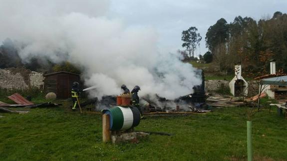 El fuego arrasa una vivienda vacacional en Llanes