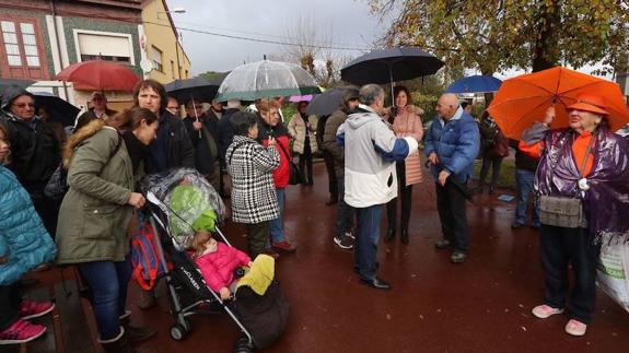 Los vecinos de Miranda se concentran para protestar por los robos en sus viviendas