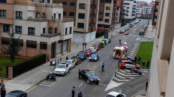 Un motorista herido tras ser embestido por un coche en Gijón