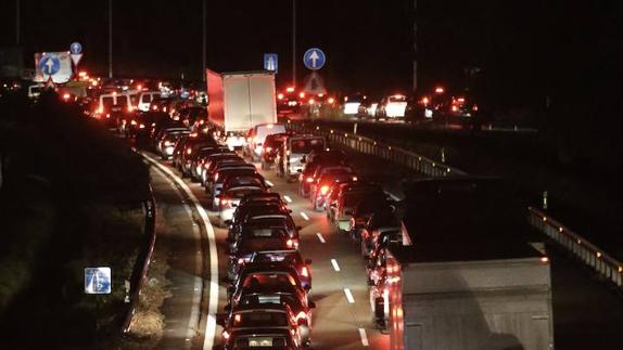 Diez kilómetros de atascos en la 'Y' por un accidente