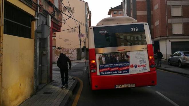 Un camión arranca parte del cableado en una calle de Gijón