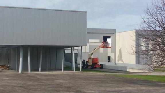 El viento derriba un árbol en el aparcamiento de la Universidad Laboral en Gijón