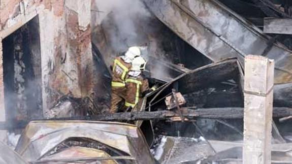 Un incendio arrasa un bazar chino y alarma a Oviedo