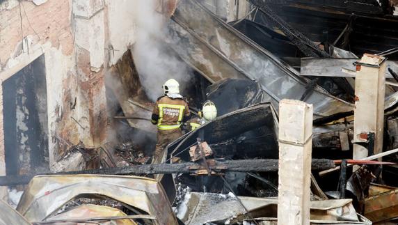 El fuego deja a veinte familias de Oviedo sin casa