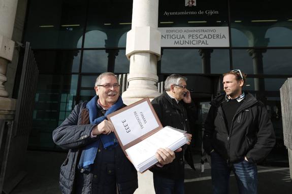 Viesques entrega 3.333 firmas para que la línea 4 funcione a diario