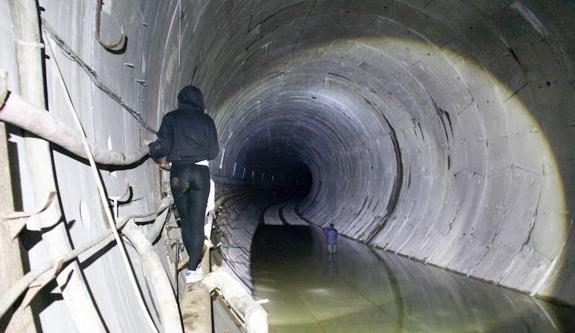 Adif afirma que solo habrá daños en el túnel del metrotrén si su inactividad se prolonga en exceso