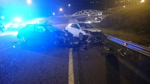 Dos heridos leves en una colisión en el corredor del Nalón