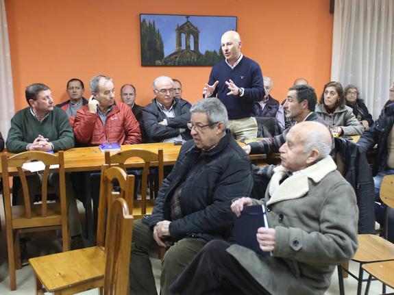 Los vecinos piden al Pleno que presione al Principado para tomar medidas contra los jabalíes