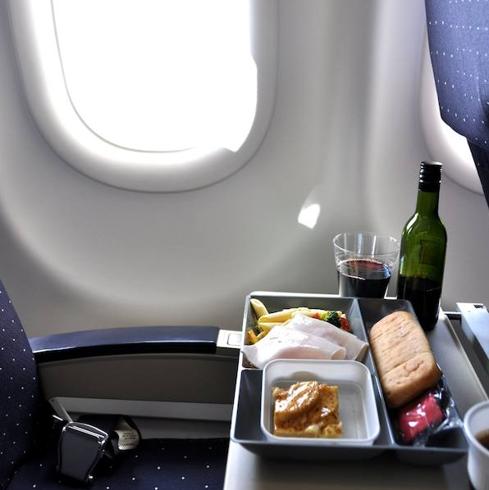 Las 14 cosas que más nos irritan cuando viajamos en avión