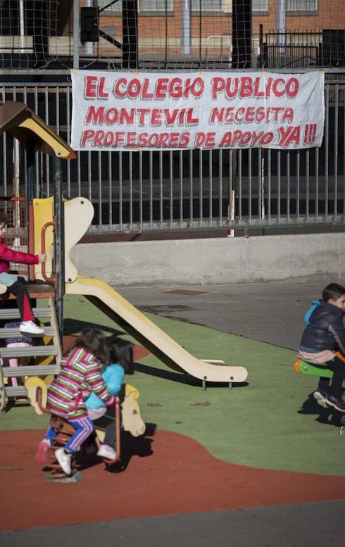 El colegio Montevil saca a la calle su protesta tras tres cursos reclamando personal