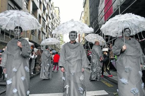 El Antroxu se echa a la calle
