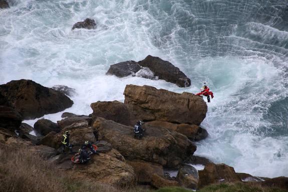 Arriesgada evacuación de un hombre en silla de ruedas a los pies del Cerro
