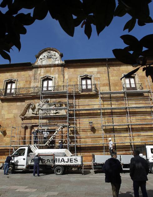 Comienzan las obras de restauración de la fachada de la Puerta de la Limosna