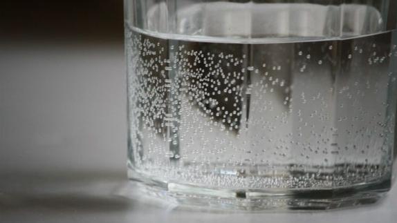 ¿Por qué salen pequeñas burbujas en los vasos de agua?