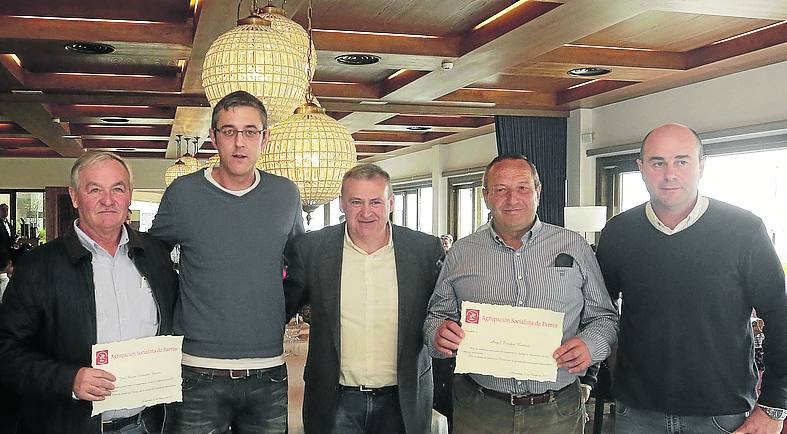 El PSOE de Parres homenajea a dos de sus militantes veteranos