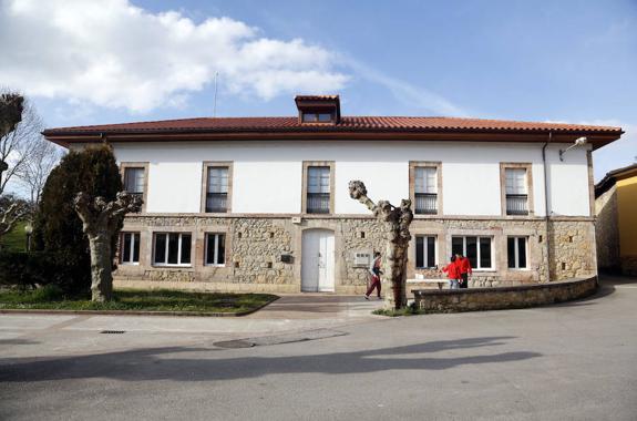 El profesor de Ceceda acusado de abusar de un menor afronta dos años de prisión