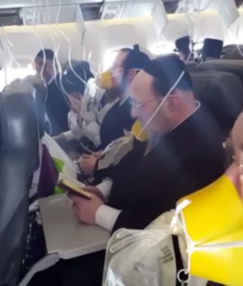 El piloto anuncia un aterrizaje de emergencia y un grupo de judíos se pone a rezar en alto