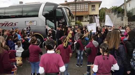 Llanes agasaja a sus héroes del Llacín