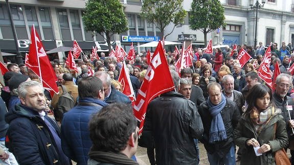 Cientos de personas se concentran en Oviedo contra la «avaricia» empresarial