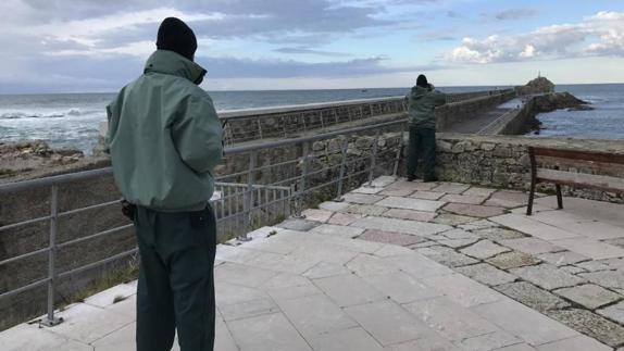 Buscan a un hombre que se cayó al mar en San Vicente de la Barquera