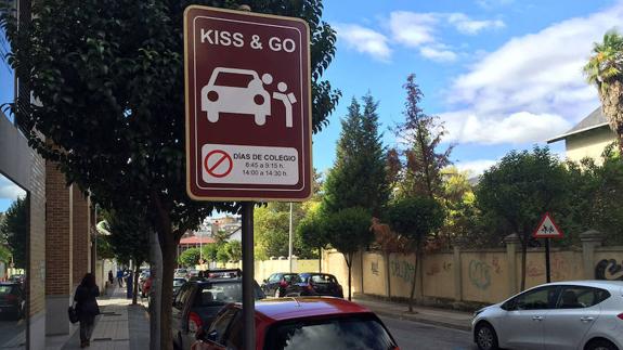 Una señal en inglés en un colegio del Bierzo desata la polémica porque nadie la entiende