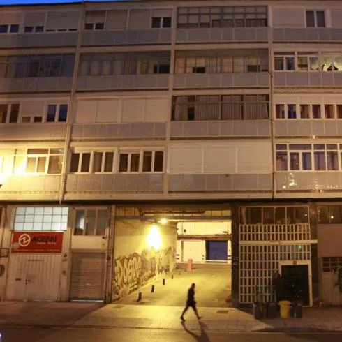 La Policía Nacional investiga la caída de una mujer desde la tercera planta de un edificio de Oviedo