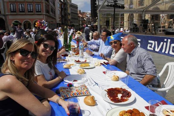 Comida en la Calle de Avilés 2017 | Los políticos, en 'familia'