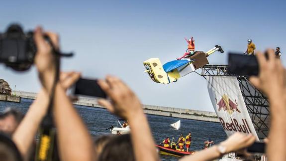 El Red Bull Día de las Alas premiará la pericia de los gijoneses para construir artefactos voladores