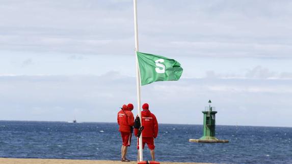 Las playas de Gijón inician este lunes la temporada oficial de baños