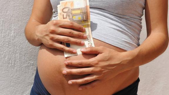 Simula un embarazo, compra un bebé y lo devuelve por ser mestizo