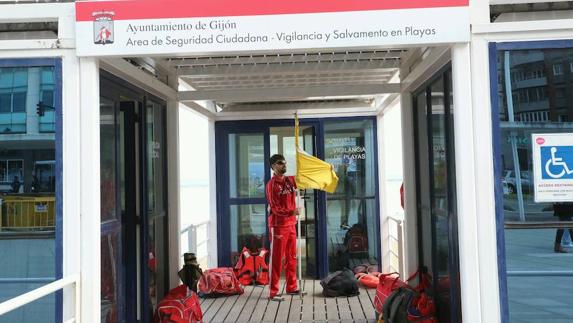 Bandera amarilla para estrenar la temporada oficial de playas en Gijón