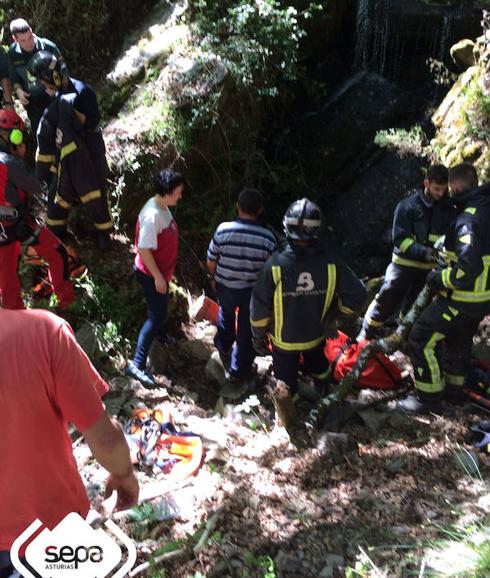 Herido un ganadero en Ibias tras sufrir una caída en un monte