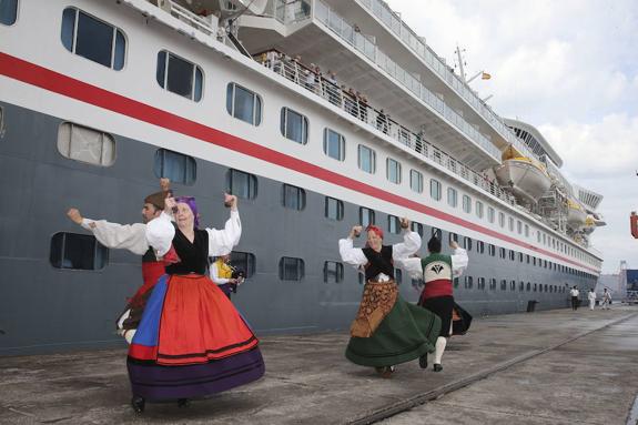 Más de mil turistas recalaron en El Musel a bordo del 'Balmoral'