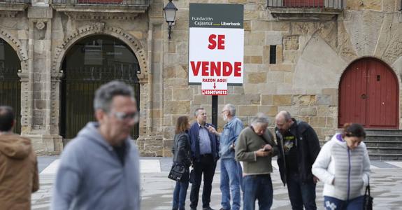 El Palacio Revillagigedo, «en venta» durante una protesta contra Liberbank