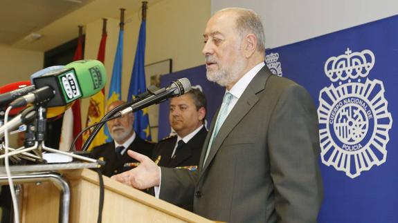 De Lorenzo tilda al alcalde de Oviedo de «irresponsable» por «despachar» un informe policial sobre seguridad