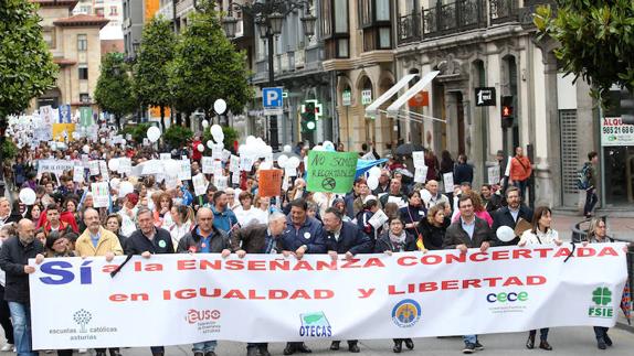 Miles de personas se manifiestan en Oviedo en defensa de la enseñanza concertada