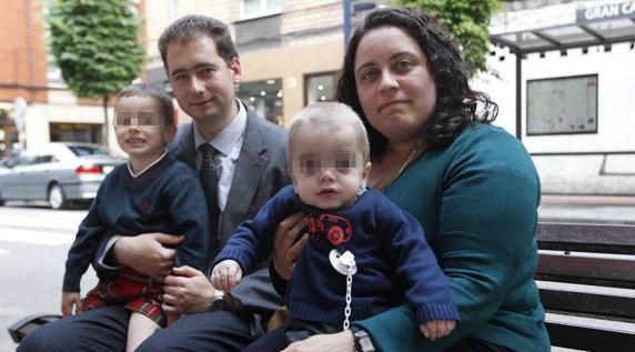 La familia de un bebé gijonés lucha por su hijo