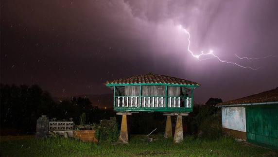 Una gran tormenta con 305 descargas eléctricas en Asturias