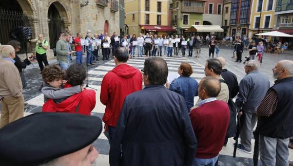 Concentración de protesta contra el «veto» de Liberbank a Gijón