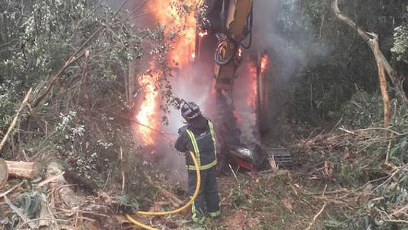 Un incendio calcina una máquina procesadora de madera en Ribadedeva