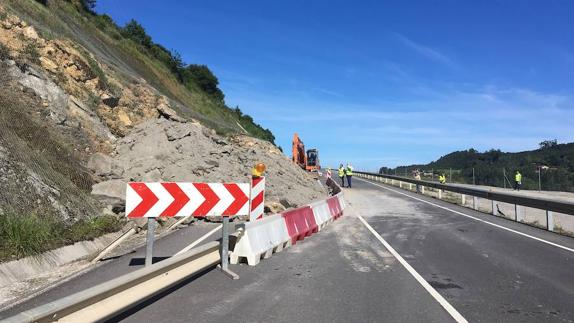 La N-634 reabre un carril tras el argayo que cortó el tráfico entre Bustio y El Peral, en Ribadedeva