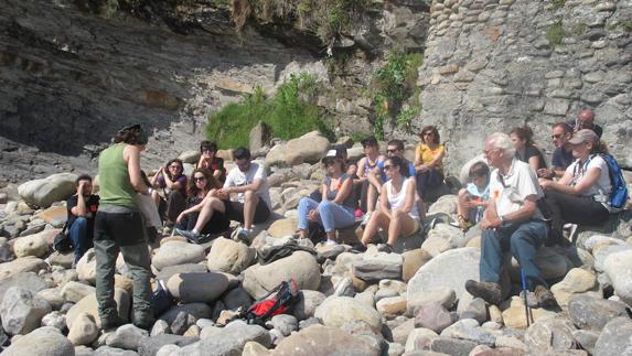 El MUJA muestra en Tazones las huellas de dinosaurios bípedos y carnívoros