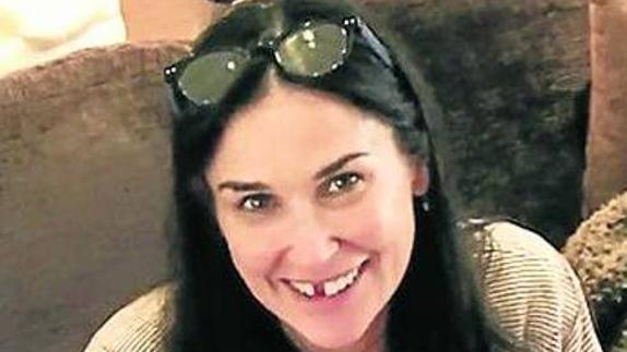 A Demi Moore le faltan dientes