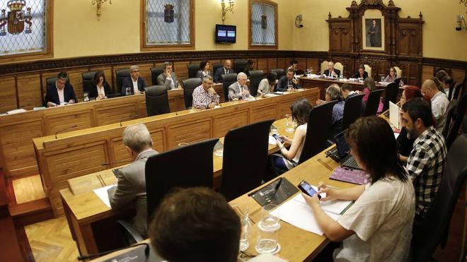 Gijón aprueba 2,5 millones para la renta social pese a las quejas del PP por el «efecto llamada»