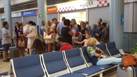 El desvío a Santander del vuelo a Alicante atrapa en el aeropuerto a más de cien personas