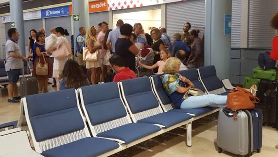 Motín en el Aeropuerto de Asturias: «No nos daban hojas de reclamaciones; tuvo que intervenir la Policía»