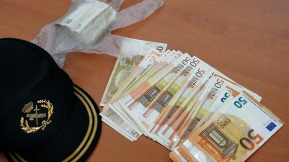 Salen volando 10.000 euros que se olvidó en el techo del coche antes de arrancarlo en un municipio de La Coruña